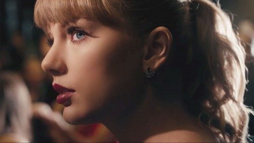 Новый клип на песню Delicate: Тейлор Свифт стала невидимой и села на шпагат