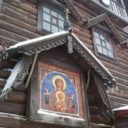 икона Богородицы Знамение на фасаде Дома мастерской русского иконописца в Брехово