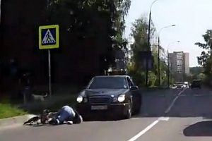 Автомобиль сбил велосипедиста на переходе в 4 микрорайоне