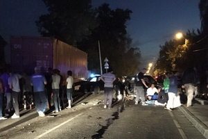 На Новосходненском шоссе фура снесла несколько автомобилей