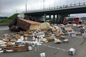 На Ленинградском шоссе перевернулась фура с молоком