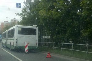 В резко затормозившем автобусе пострадала пенсионерка