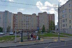 Полиция задержала вандала, разбившего стекло остановки