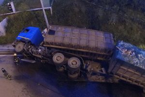 Под мостом у МИЭТ перевернулся грузовик 