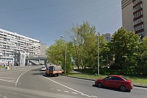 Напротив корпуса 831 водитель Нивы врезался в ограждение