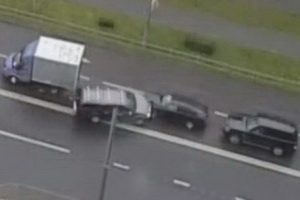 Напротив зеленоградского суда пикап протаранил автомобили