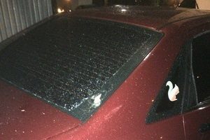 Кусок бетона упавший с «Флейты» пробил стекло автомобиля