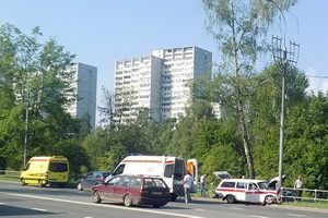 Автомобиль «неотложки» врезался в столб на встречке