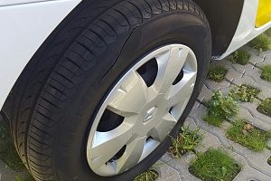 Новому такси порезали колеса на шести автомобилях