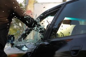 Пьяный дебошир разбил стекло у припаркованного автомобиля