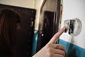 Цыганки похитили из квартиры пенсионерки 126 тысяч рублей