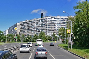Автобус врезался в стоящий на светофоре автомобиль