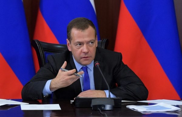 Медведев опроверг введение налога на тунеядство
