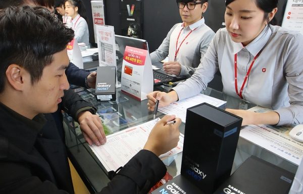 СМИ: Samsung начал менять Galaxy Note 7 в аэропортах