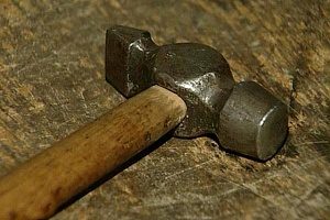 Мужчина выпал с 10 этажа после избиения своей жены молотком