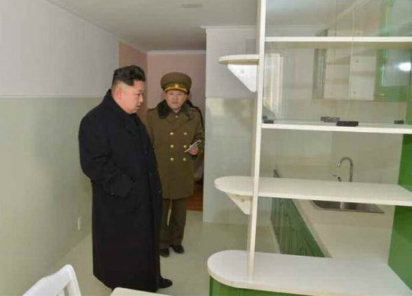 Статуи, фальшивые доллары и ещё 6 статей экспорта Северной Кореи