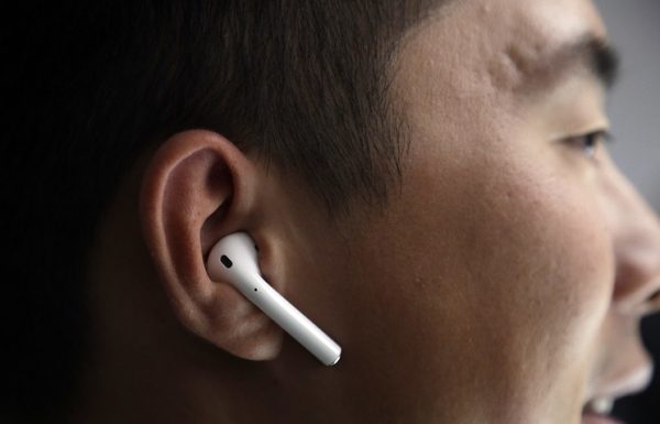Apple перенесла начало продаж беспроводных наушников AirPods