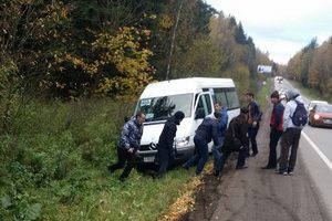 Маршрутка из Зеленограда съехала в кювет возле Брехово