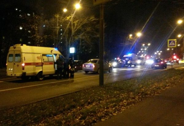 На пешеходном переходе автомобиль сбил двух пенсионеров