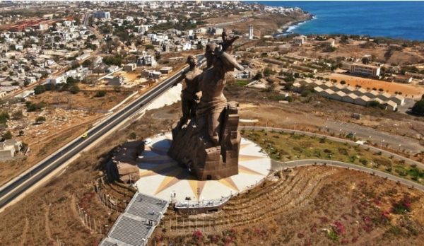 Статуи, фальшивые доллары и ещё 6 статей экспорта Северной Кореи