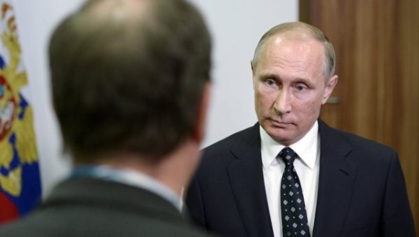 Ушаков объяснил отмену визита Путина в Париж