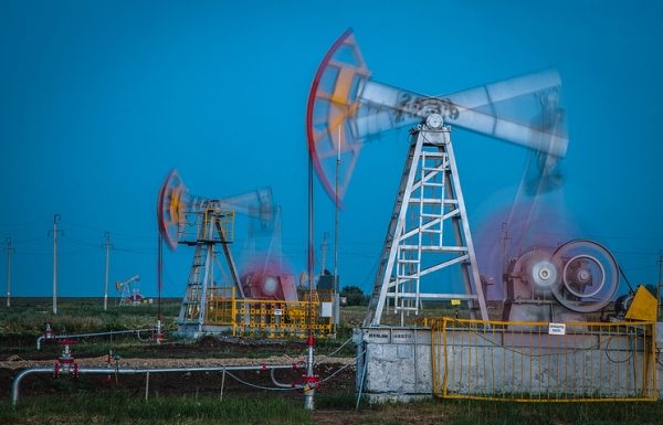 Сечин прогнозирует цену на нефть в ближайшие 1,5 года выше $55 за баррель