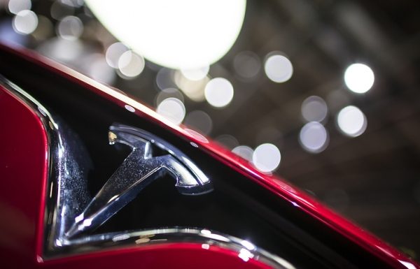 Tesla Motors представила цельную солнечную батарею в виде крыши