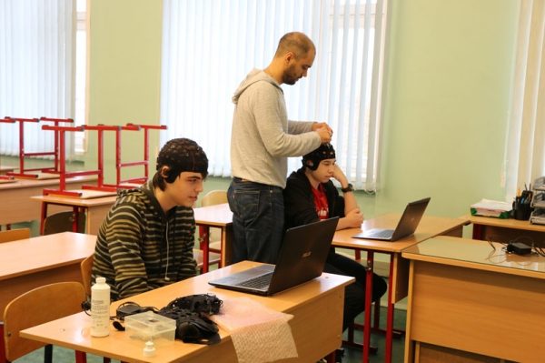   Завершился первый этап обучения зеленоградских школьников программированию и нейропилотированию роботов 