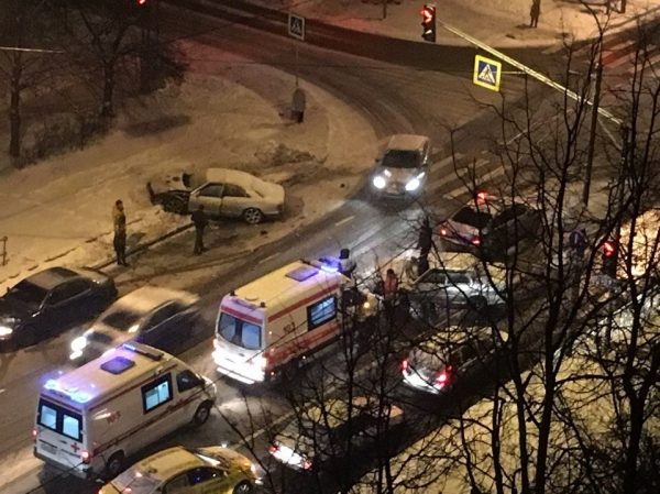 Напротив 1-го торгового центра столкнулись две легковушки