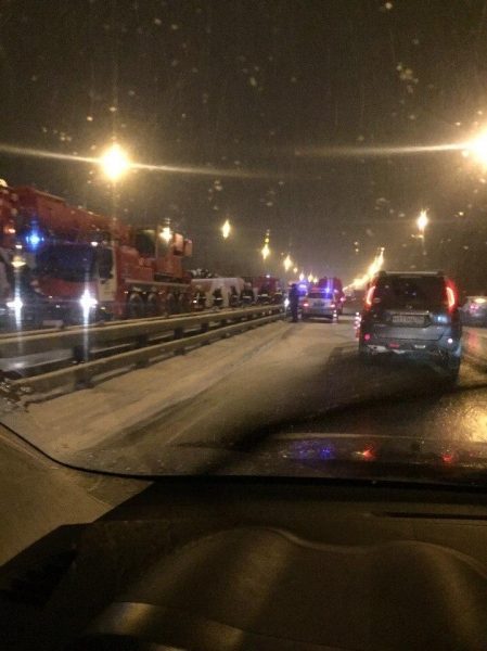 Бензовоз с топливом опрокинулся на Ленинградском шоссе