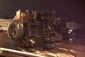 Бензовоз с топливом опрокинулся на Ленинградском шоссе
