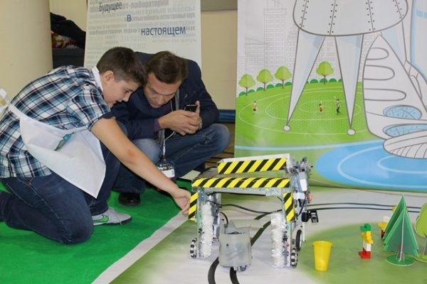 Зеленоградские лицеисты презентовали робототехнический проект на выставке Russian Interactive Week 2016