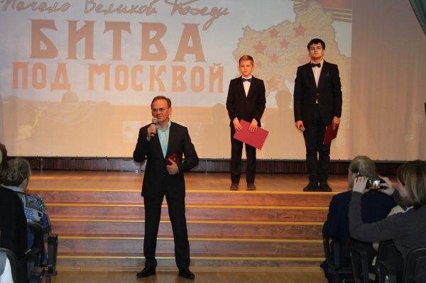 В гимназии №1528 ветеранов поздравили с 75-летним юбилеем битвы под Москвой 