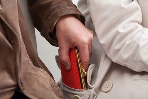 В 3 микрорайоне злоумышленник ограбил пенсионерку