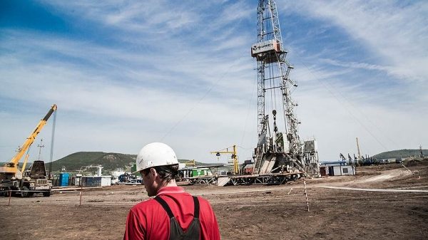 Нефтяники делятся сокращением