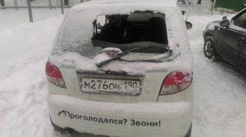Злоумышленники разбили два автомобиля службы доставки еды