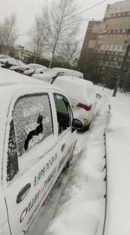 Злоумышленники разбили два автомобиля службы доставки еды