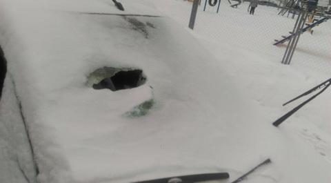 Злоумышленники разбили два автомобиля службы доставки еды