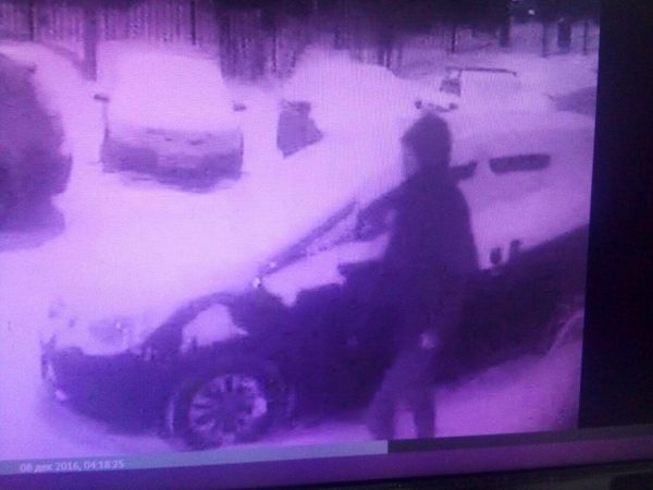 Злоумышленники разбили два автомобиля службы доставки еды