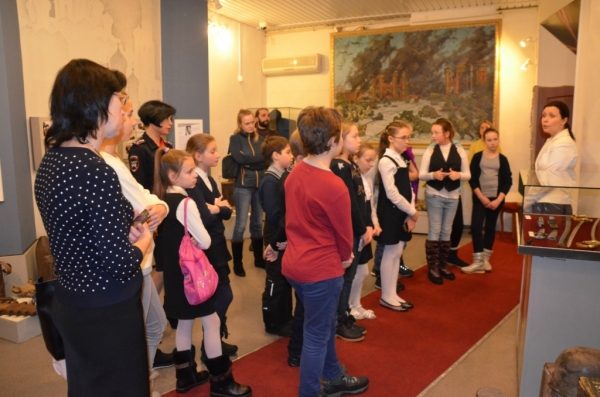 Полицейские и школьники Зеленограда почтили память советских солдат, погибших в битве под Москвой 