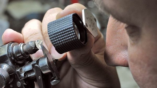 ЛУКОЙЛ расстается с алмазами