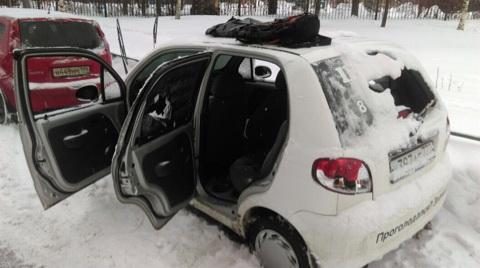 Злоумышленники разбили два автомобиля службы доставки еды