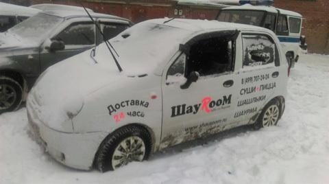 Злоумышленники разбили два автомобиля службы доставки еды