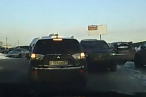 Преступник на внедорожнике протаранил два автомобиля
