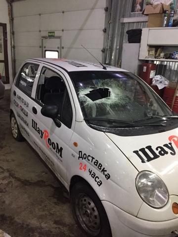 Злоумышленники разбили два автомобиля службы доставки еды