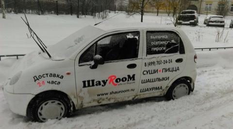 Злоумышленники разбили два автомобиля службы доставки еды