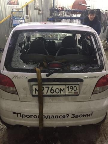Злоумышленники разбили два автомобиля службы доставки еды