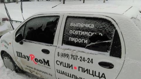 Злоумышленники разбили два автомобиля службы доставки еды