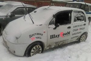 Злоумышленники разбили два автомобиля службы доставки еды