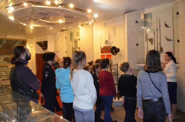 Полицейские и школьники Зеленограда почтили память советских солдат, погибших в битве под Москвой 
